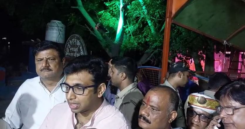 Agra mahalaxmi temple accident  yamuna aside temple wall collapsed many injured