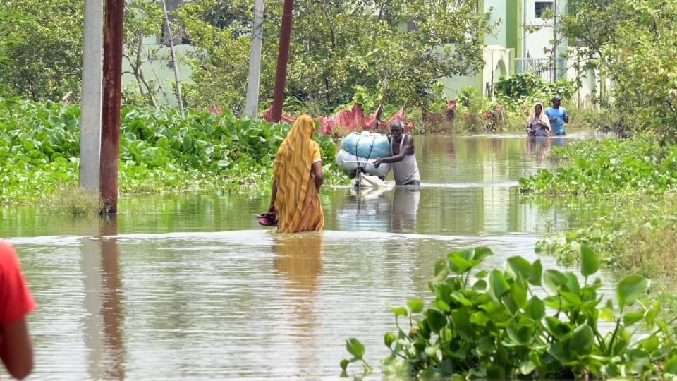 Ganga water level rises: Floods turn 150 families' homes into tents