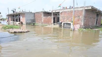 Kanpur Farmers got hurt due to flood, land owners take away compensation farmers said work in city