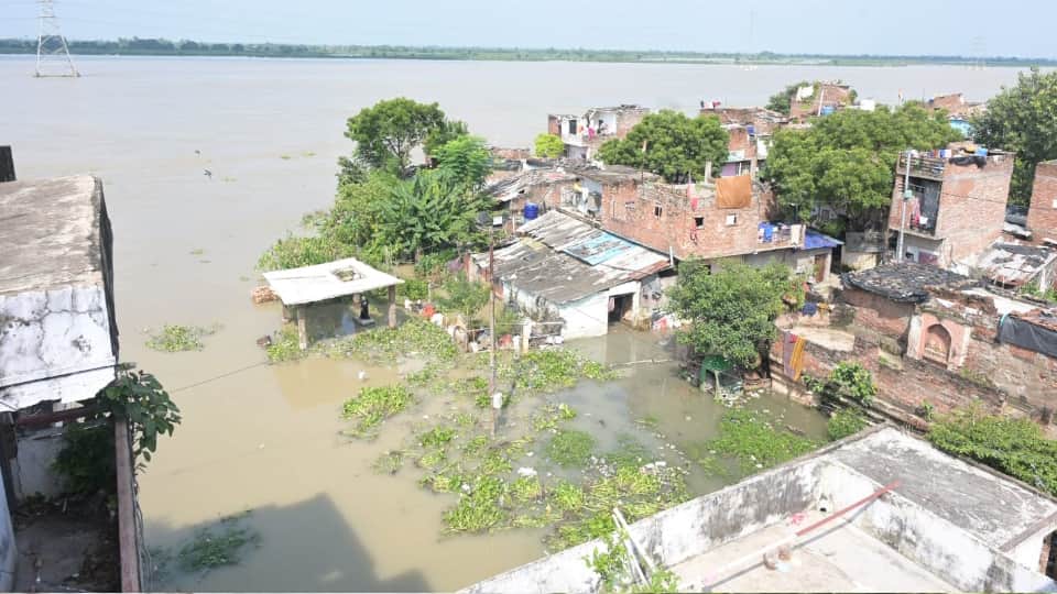 Ganga water level rises: Floods turn 150 families' homes into tents