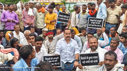 किसानों के साथ धरने पर बैठे पूर्व विधायक रमेश दुबे।