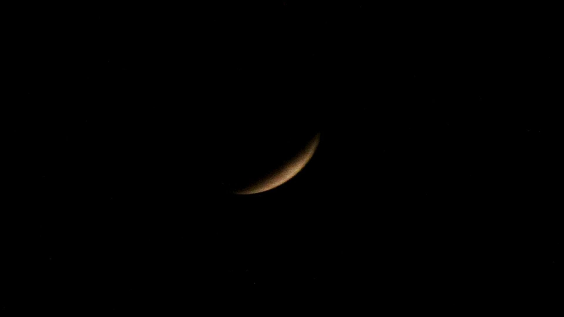 Chandra Grahan 2025 in varanasi moon appeared red in sky for 82 minutes