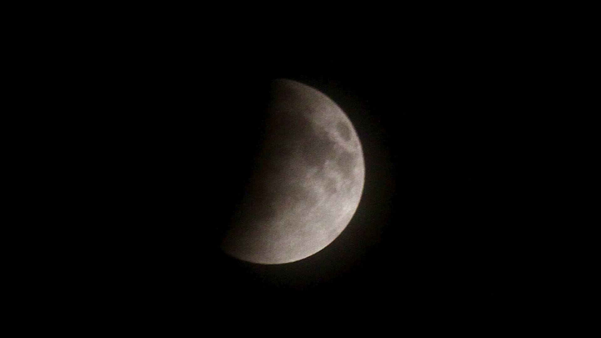 Chandra Grahan 2025 in varanasi moon appeared red in sky for 82 minutes