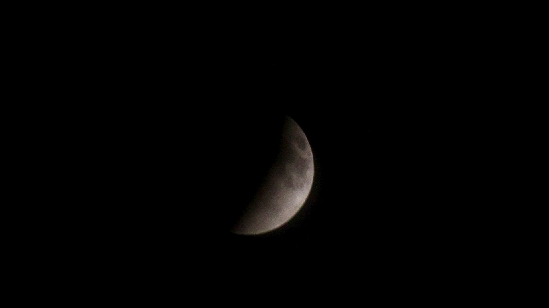 Chandra Grahan 2025 in varanasi moon appeared red in sky for 82 minutes