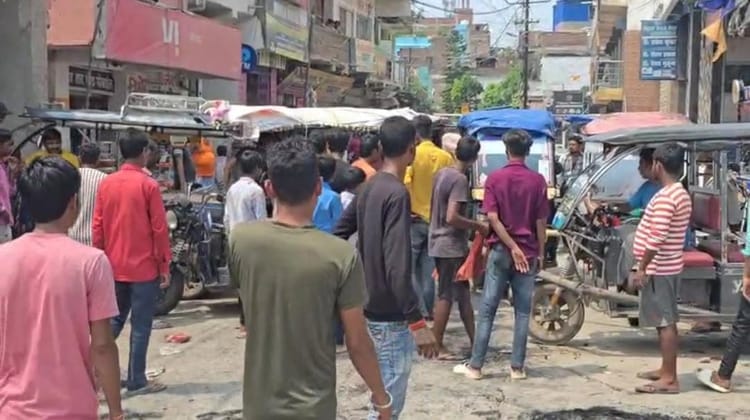 Bihar News: हाजीपुर की टूटी सड़कें बनी आफत, गुस्साए लोग बोले- 'रोड नहीं तो वोट नहीं'; लगा दिया जाम