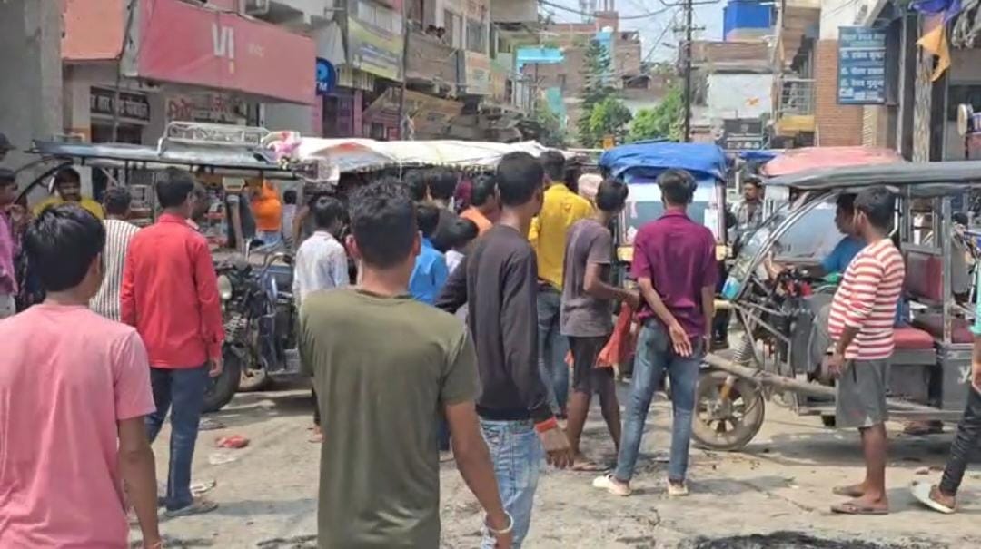 Bihar News: Angry people blocked the broken roads of Hajipur News in Hindi