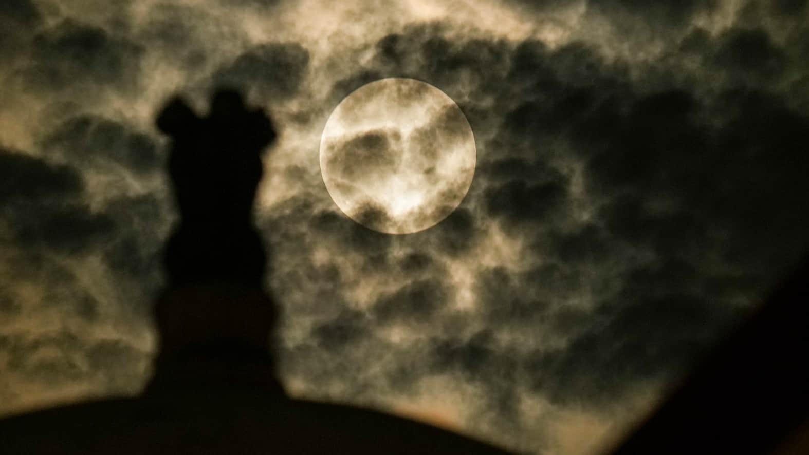 Lunar Eclipse Photos Blood Moon seen across India Chandra Grahan 2025 Earth shadow on moon know details