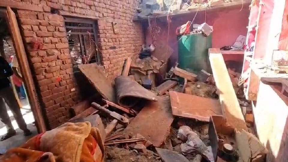Five people injured due to collapse of roof of house