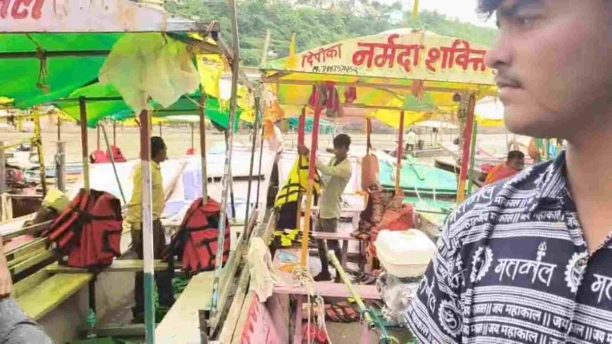 Omkareshwar News: Licenses of many boat operators canceled in Omkareshwar