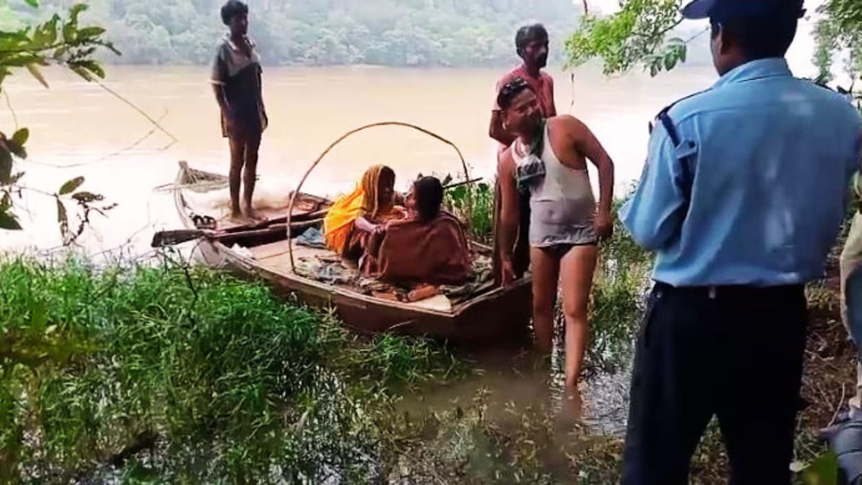 young man saved married woman who jumped into river by swimming four kilometers in sonbhadra