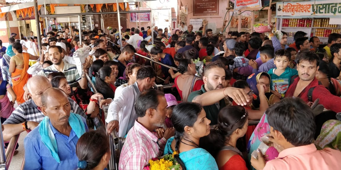 ओंकारेश्वर-ममलेश्वर ज्योतिर्लिंग में श्रद्धालुओं की लगी कतारें।