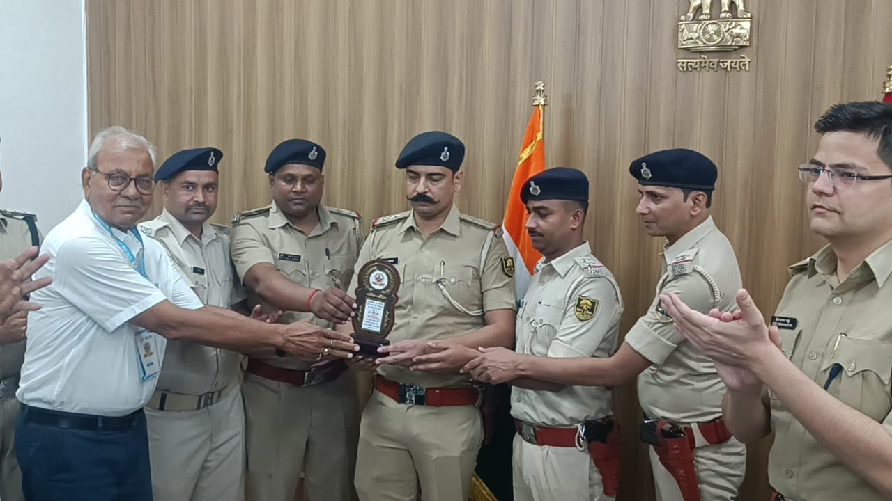 पुलिसकर्मी हुए सम्मानित
