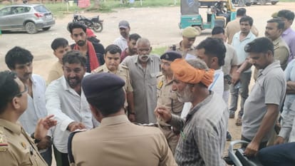 Jhansi: A young man was shot in the middle of the road, condition critical, miscreants fled waving a pistol