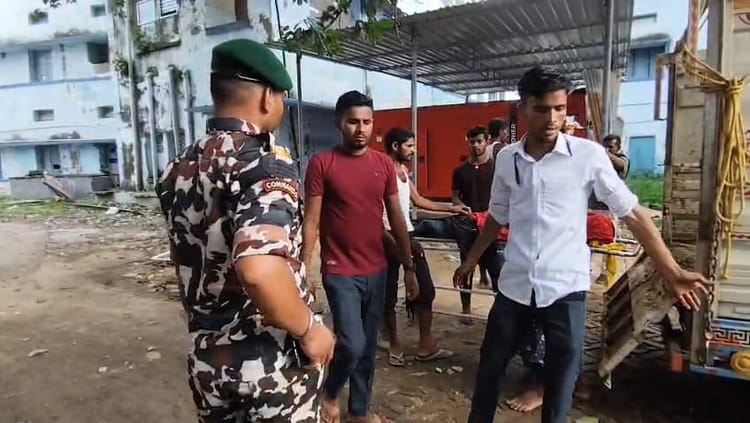 Bihar Accident: नालंदा में पंचर पहिया बदलते समय कंटेनर ने ट्रैक्टर में मारी टक्कर, ड्राइवर की मौत; मालिक गंभीर