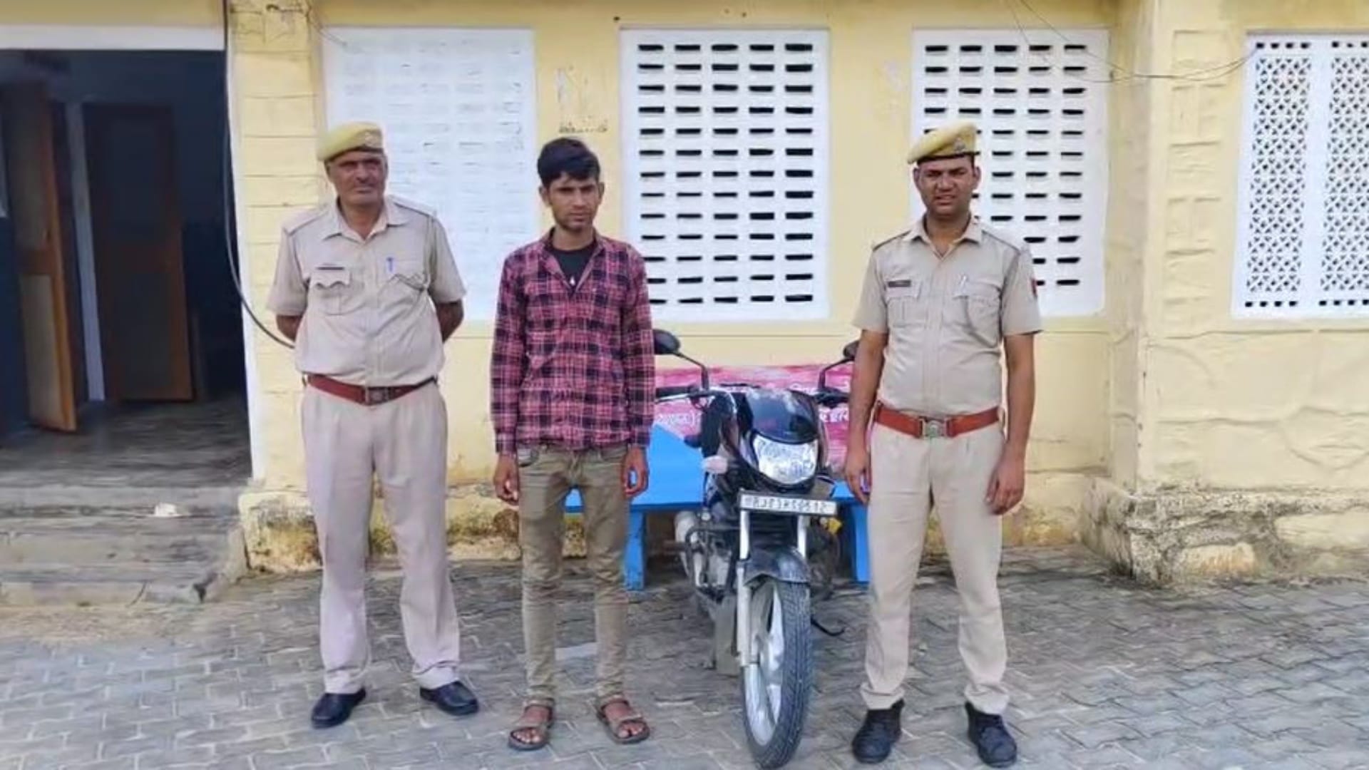 छोटी बच्ची से बाइक चलवाई, हवालात पहुंचा पिता
