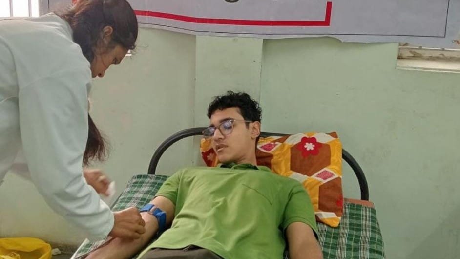 indore news blood donation camp organized on prophet birthday at Saifi Nagar hospital