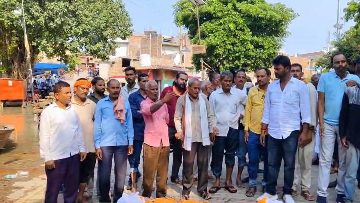 Lathi-charge took place over carrying dead body in Rasulabad, four injured, video of the fight went viral on s