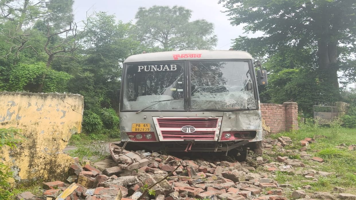 Road Accident:  punJab Roadways bus lost control and collided with the wall of a primary school