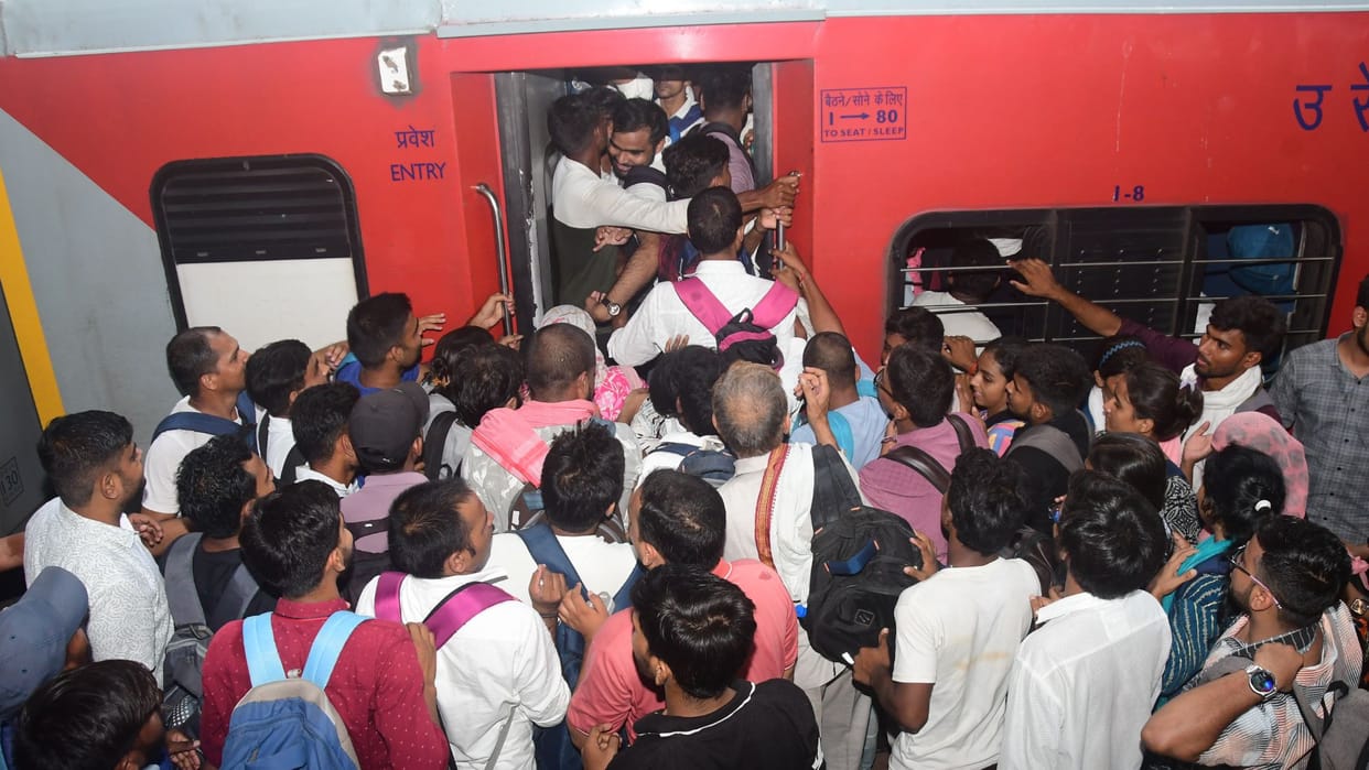 PET Exam 2025 Crowd of candidates at Varanasi Cantt Railway Station on second day of PET