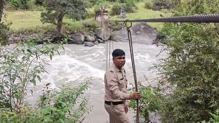 उत्तराकाशी में हादसा: ट्रॉली से टोंस नदी पार कर रही किशोरी नीचे गिरी, तेज बहाव में हो गई ओझल, तलाश जारी