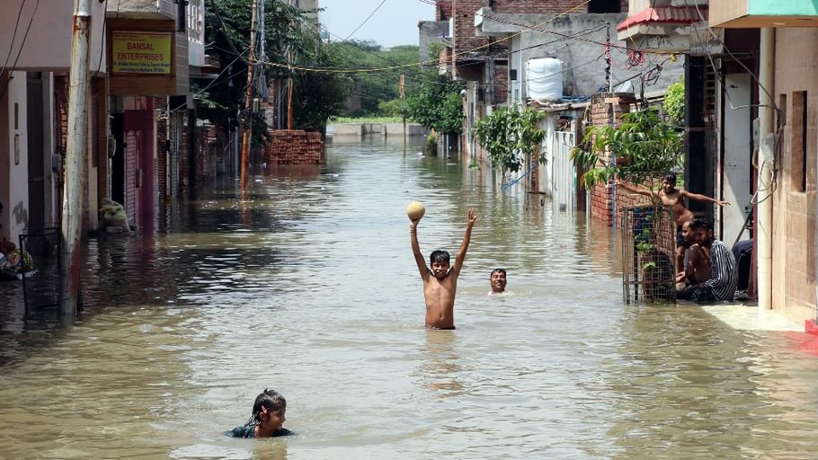 UP Floods wreak havoc hundreds of villages become islands water filled in colonies in Agra-Mathura