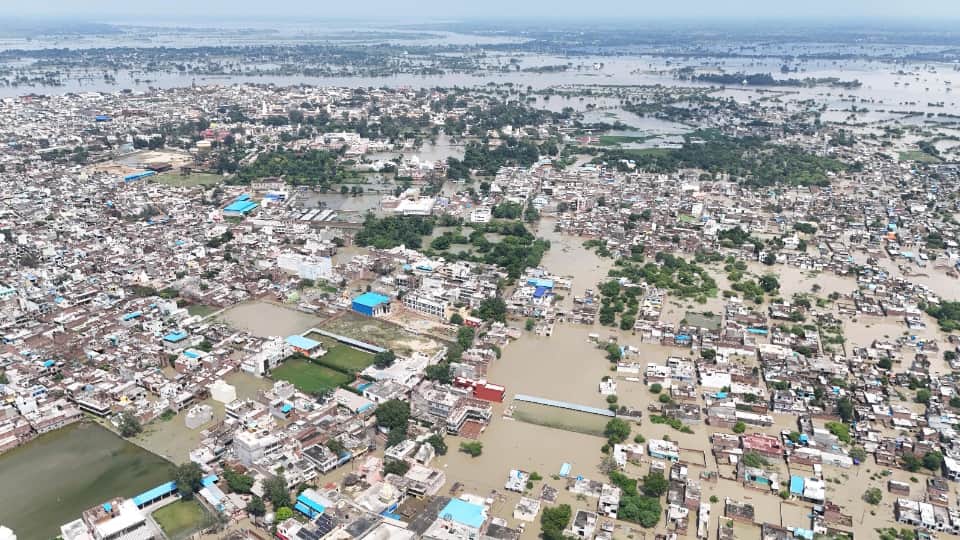 UP Floods news Situation out of control in Mathura-Vrindavan Water filled up to one floor in Laxmi Nagar