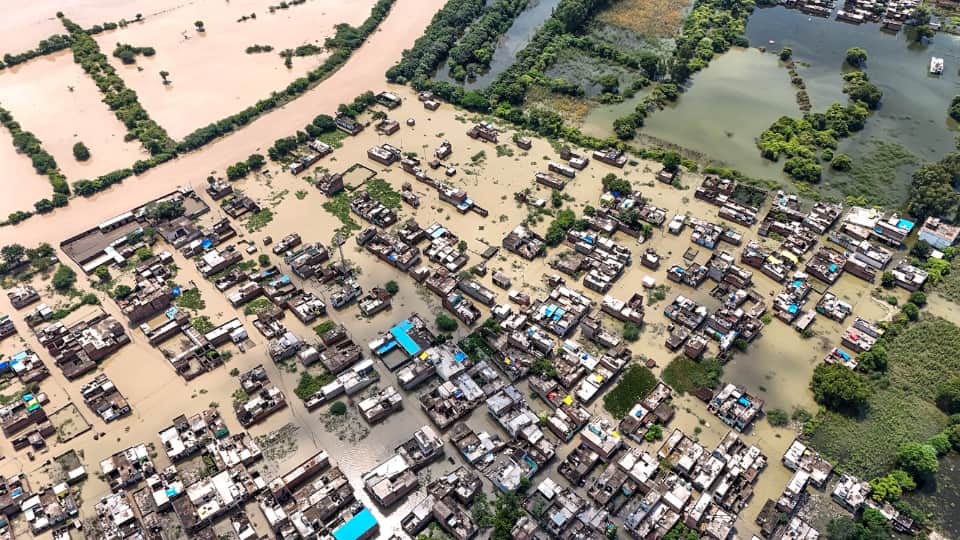 UP Floods news Situation out of control in Mathura-Vrindavan Water filled up to one floor in Laxmi Nagar