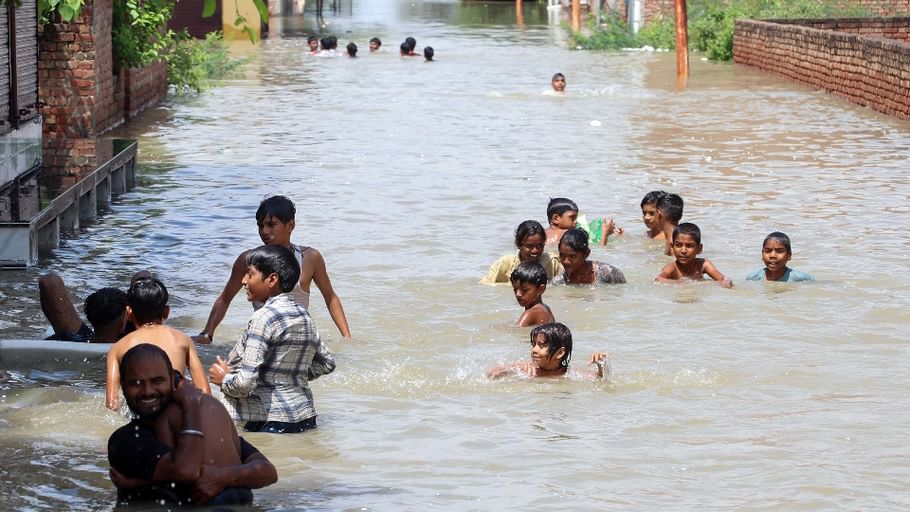 UP Floods wreak havoc hundreds of villages become islands water filled in colonies in Agra-Mathura