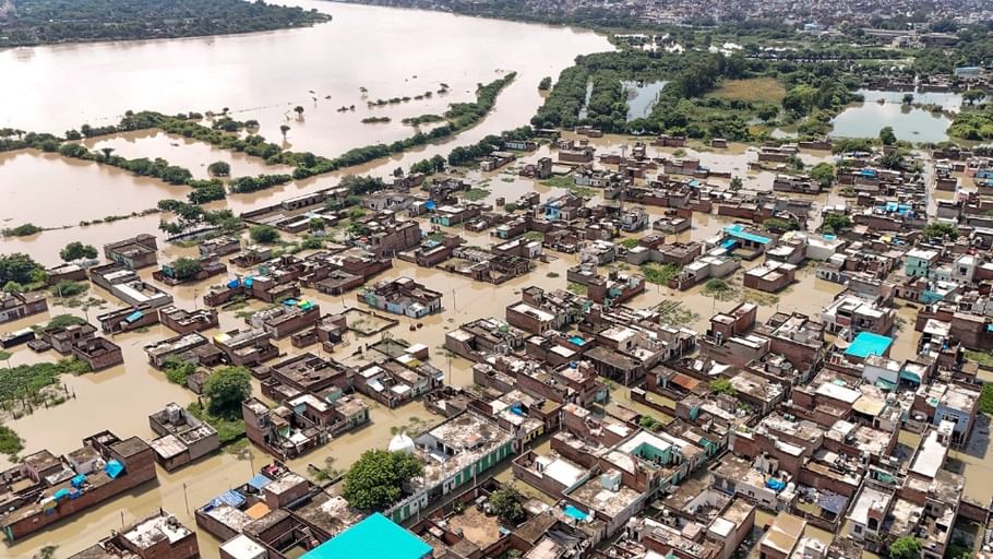 UP Floods wreak havoc hundreds of villages become islands water filled in colonies in Agra-Mathura