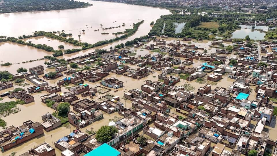 UP Floods wreak havoc hundreds of villages become islands water filled in colonies in Agra-Mathura