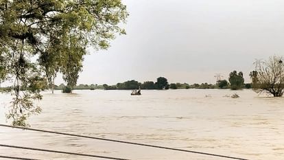 UP Floods wreak havoc hundreds of villages become islands water filled in colonies in Agra-Mathura