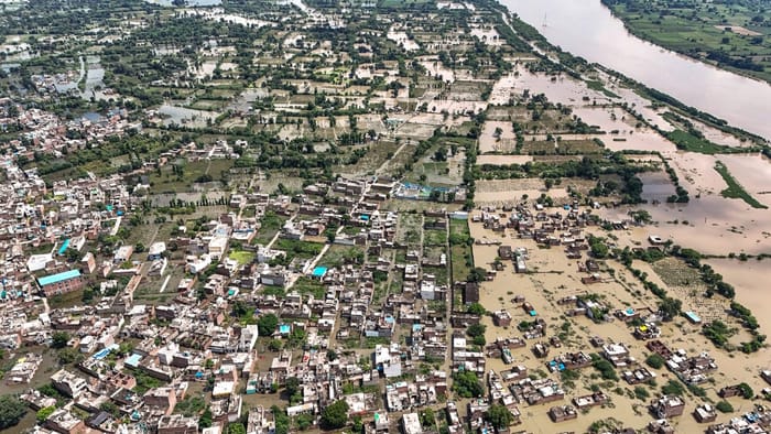 UP Floods news Situation out of control in Mathura-Vrindavan Water filled up to one floor in Laxmi Nagar