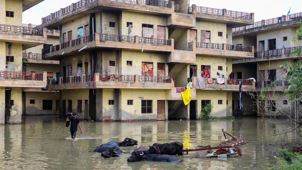 UP Floods news Situation out of control in Mathura-Vrindavan Water filled up to one floor in Laxmi Nagar