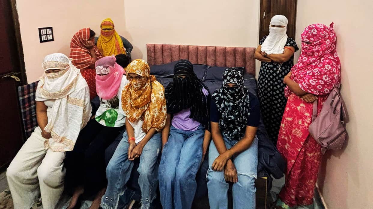 Varanasi Raid conducted female lawyer house in Pandeypur two young women and two customers were caught