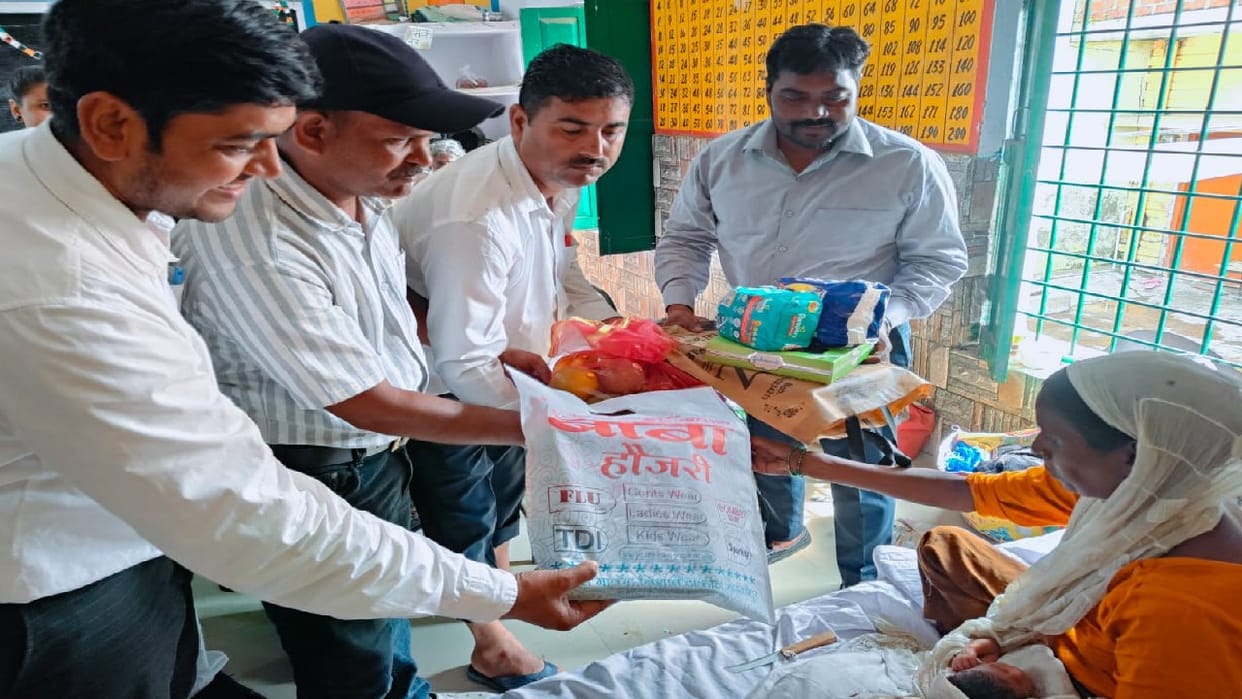 woman gave birth to baby boy in flood relief camp the ADM named the child Bahadur in Shahjahanpur