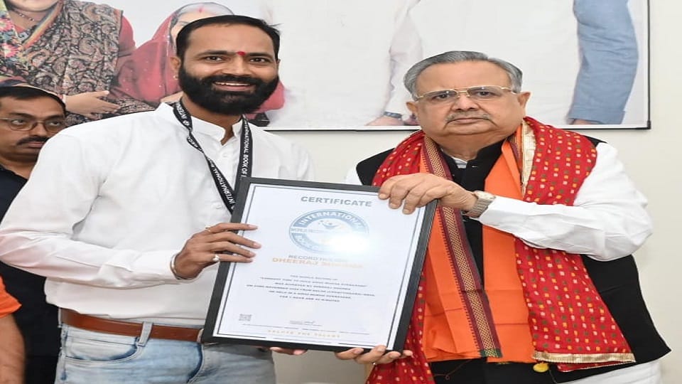 Yoga Guru made a world record: He stayed in Adhomukh Svanasana for 1 hour 45 minutes