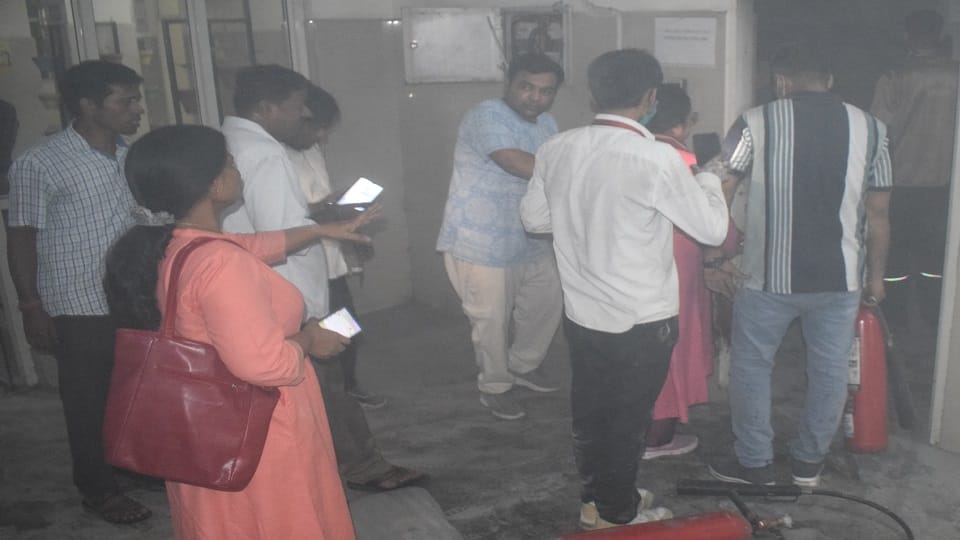 Meerut: Doctor was sitting in Women's District Hospital, AC exploded with a bang, fire caused stampede