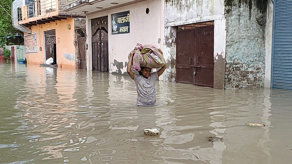 UP Floods news yamuna crosses danger level after 47 years and water reach at taj mahal in agra