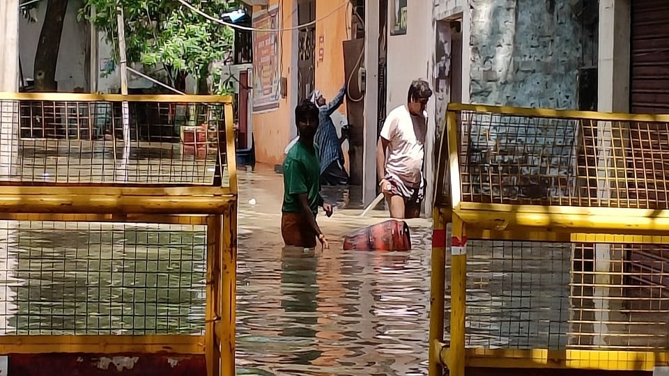 UP Floods news yamuna crosses danger level after 47 years and water reach at taj mahal in agra