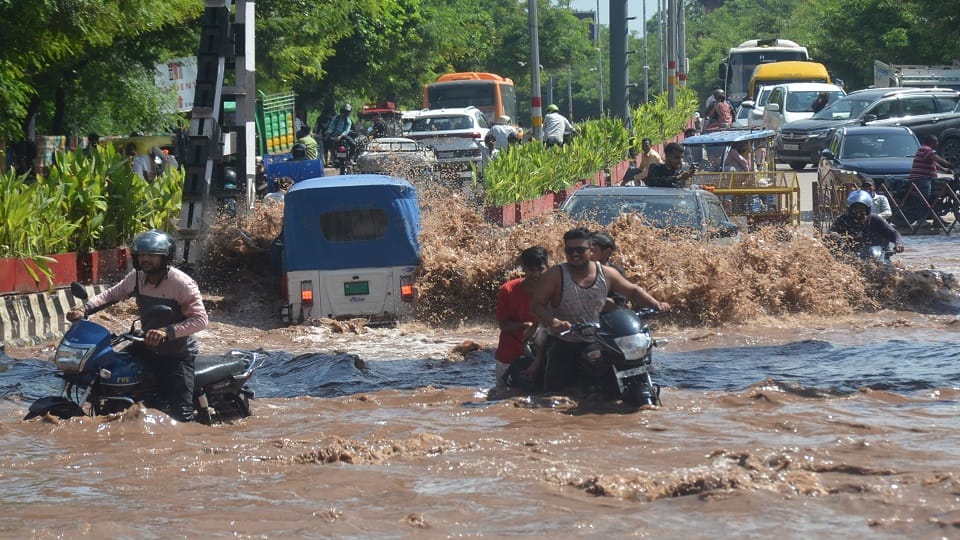 UP Floods news yamuna crosses danger level after 47 years and water reach at taj mahal in agra