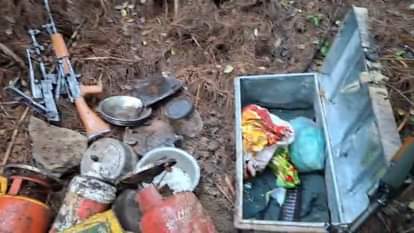 आतंकी ठिकाने से इंसास राइफल, एके 47 राइफल समेत अन्एय सामान बरामद