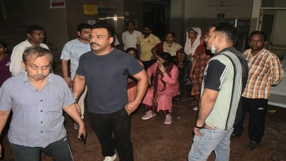 Meerut: Doctor was sitting in Women's District Hospital, AC exploded with a bang, fire caused stampede
