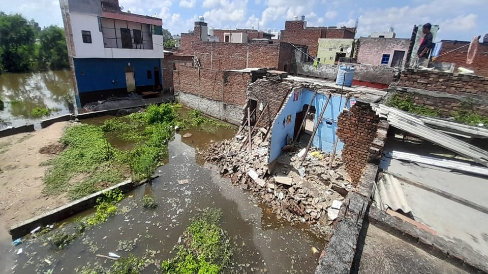 Yamuna wreaked havoc in Mathura-Vrindavan house collapsed eight buffaloes died all schools up to 12th closed