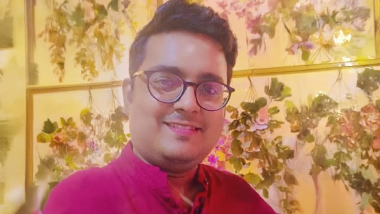 UP News Bank Manager Crushed to Death After Dog Chase in Prayagraj Know Details in Hindi