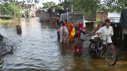 UP: Ganga flowing 21 centimetres above the danger mark, 30 localities in the grip of flood