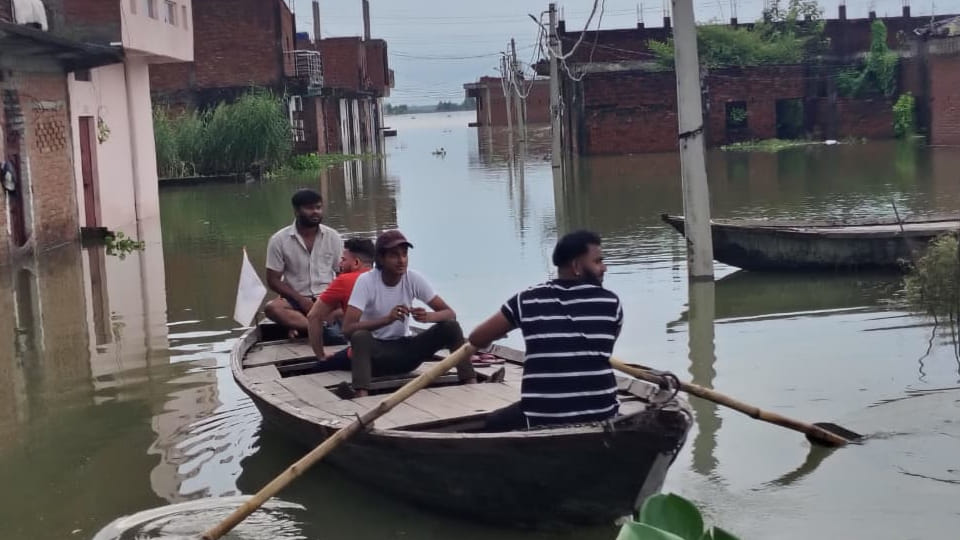 UP: Ganga flowing 21 centimetres above the danger mark, 30 localities in the grip of flood