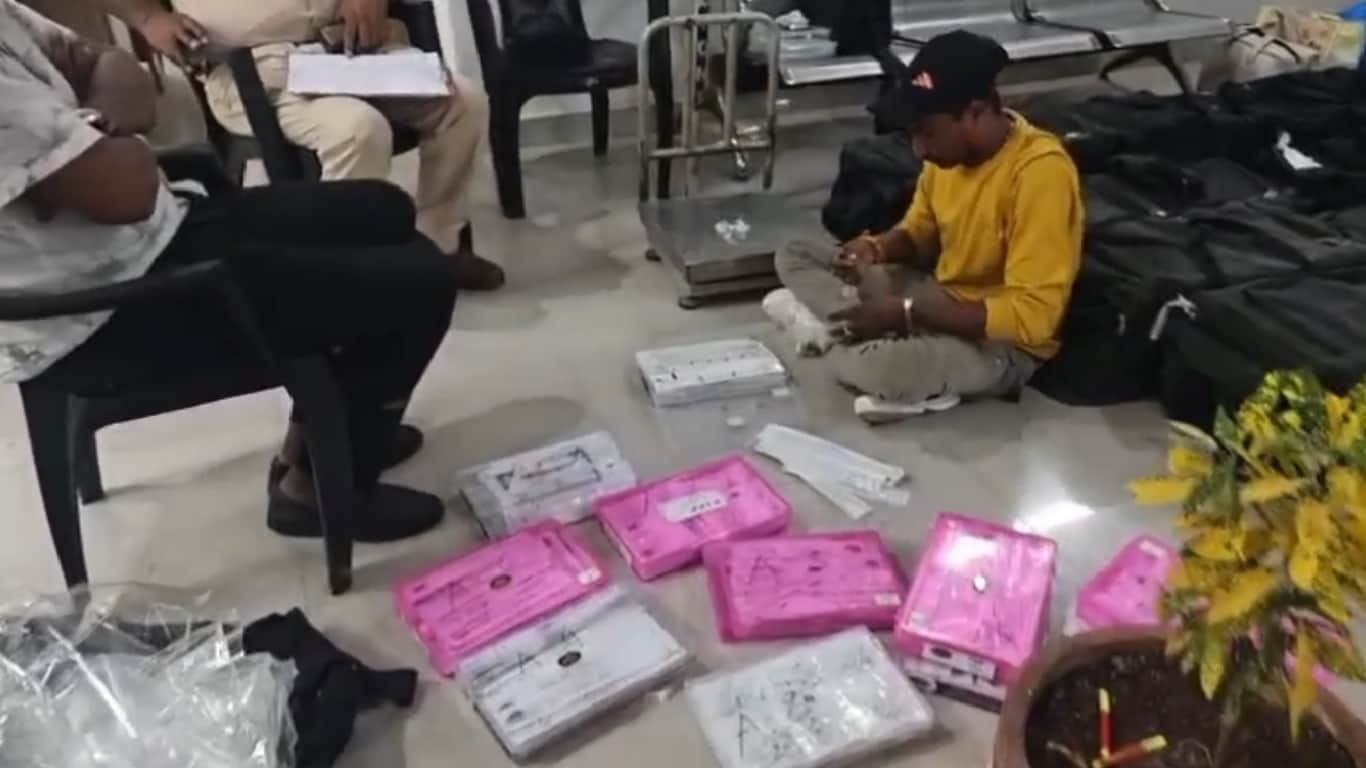 चांदी की तौल करता कर्मचारी