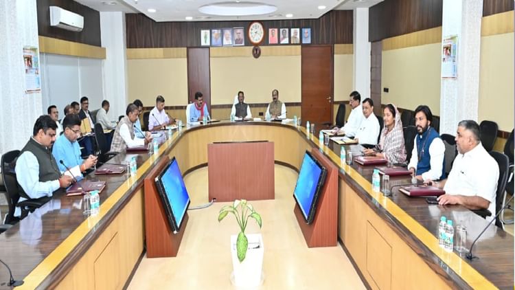 Vishnudeo Sai Cabinet Meeting: नक्सली विस्फोट में वीरगति को प्राप्त आकाश गिरपूंजे की पत्नी बनेंगी डीएसपी