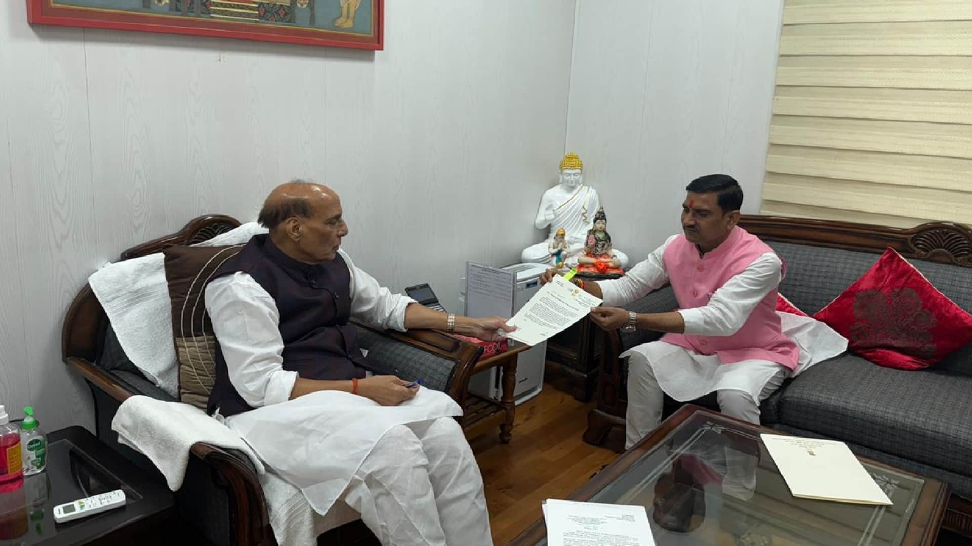 केंद्रीय मंत्री तोखन साहू रक्षा मंत्री राजनाथ सिंह कोे ज्ञापन सौंपते हुए