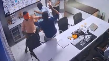 Jhansi: Doctor Brutally Beaten Up After Entering Hospital, Masked Men  Caught On Cctv - Amar Ujala Hindi News Live - Jhansi:हॉस्पिटल में घुसकर  डॉक्टर की ताबड़तोड़ पिटाई, सीसीटीवी कैद हुए नकाबपोश ...